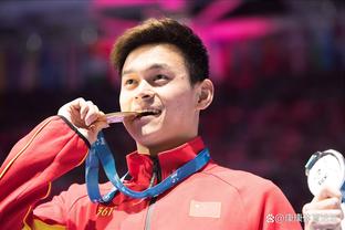 奥尼尔来到亚运会中国女篮比赛现场 并与姚明亲切致意！
